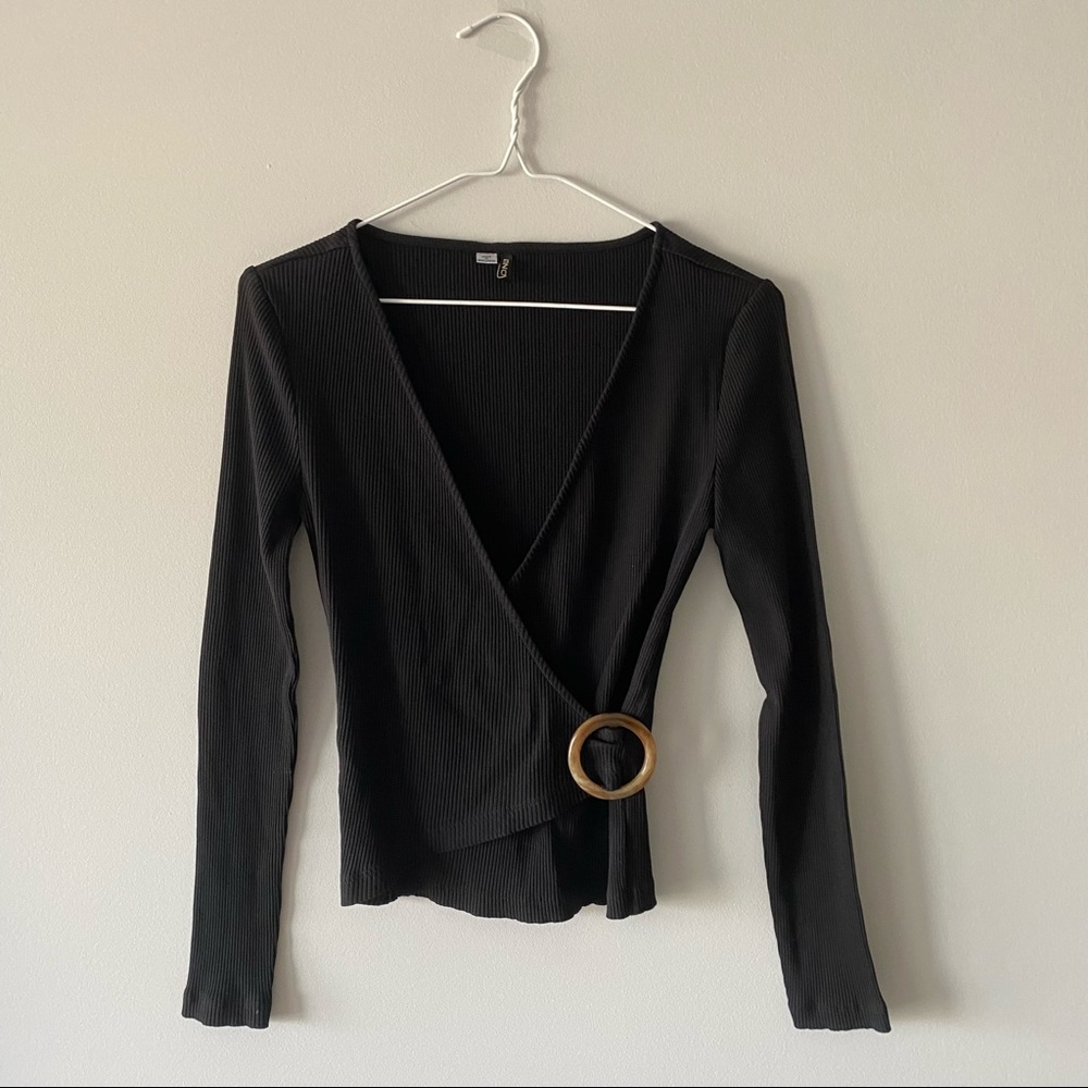 NWOT Side buckle ribbed wrap top